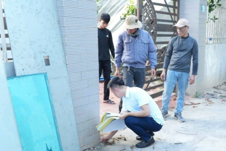 Để mở rộng tuyến đường, nhiều người dân đã tự nguyện hiến đất thổ cư Để mở rộng tuyến đường, nhiều người dân đã tự nguyện hiến đất thổ cư