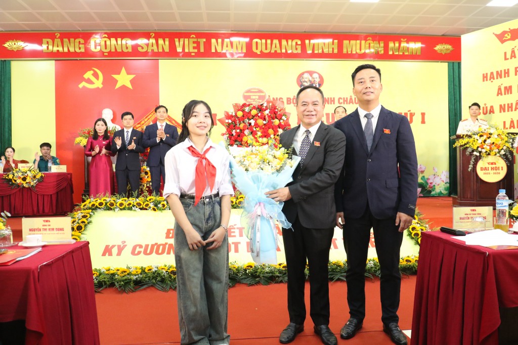 Đại hội tặng hoa tới đồng chí Đại hội tặng hoa tới đồng chí