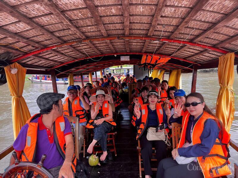 Công ty Cổ phần Du lịch tổ chức các tour trải nghiệm văn hóa sông nước đặc sắc khắp các tỉnh miền Tây Nam Bộ.