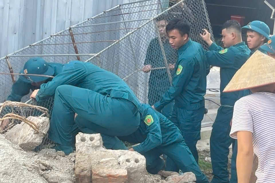 Lực lượng chức năng hỗ trợ người dân tháo dỡ, giải phóng mặt bằng để làm đường Lực lượng chức năng hỗ trợ người dân tháo dỡ, giải phóng mặt bằng để làm đường