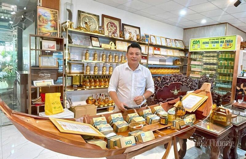 Khách tham quan được tiếp cận trực tiếp các sản phẩm OCOP do AGRIMUSH sản xuất và phân phối.