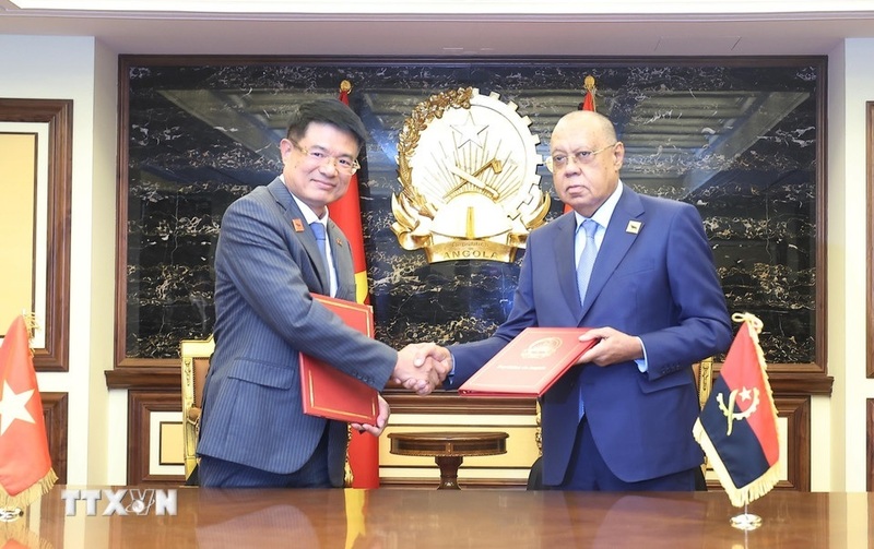 Chủ tịch nước Lương Cường và Tổng thống Angola João Manuel Gonçalves Lourenço chứng kiến lễ ký Hiệp định chuyển giao người bị kết án tù giữa Việt Nam và Angola. Ảnh: Lâm Khánh/TTXVN