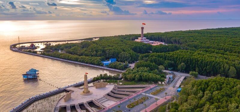 Địa danh nổi tiếng Cột cờ Mũi Cà Mau thu hút du khách khi đến miền Tây. Ảnh: Camau.gov.vn.