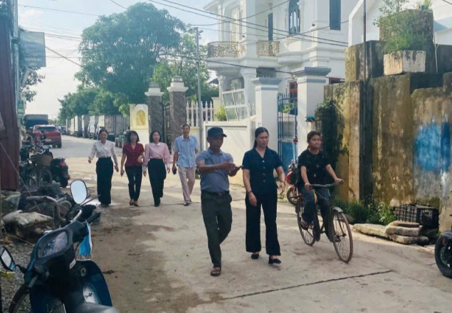 Cán bộ Ủy ban Mặt trận Tổ quốc xã, các đoàn thể xuống từng thôn xóm vận động người dân hiến đất mở đường Cán bộ Ủy ban Mặt trận Tổ quốc xã, các đoàn thể xuống từng thôn xóm vận động người dân hiến đất mở đường