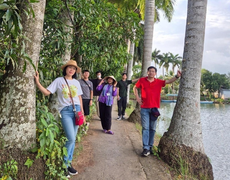 Du khách tận hưởng không gian du lịch sinh thái yên bình tại Cồn Sơn, Cần Thơ.