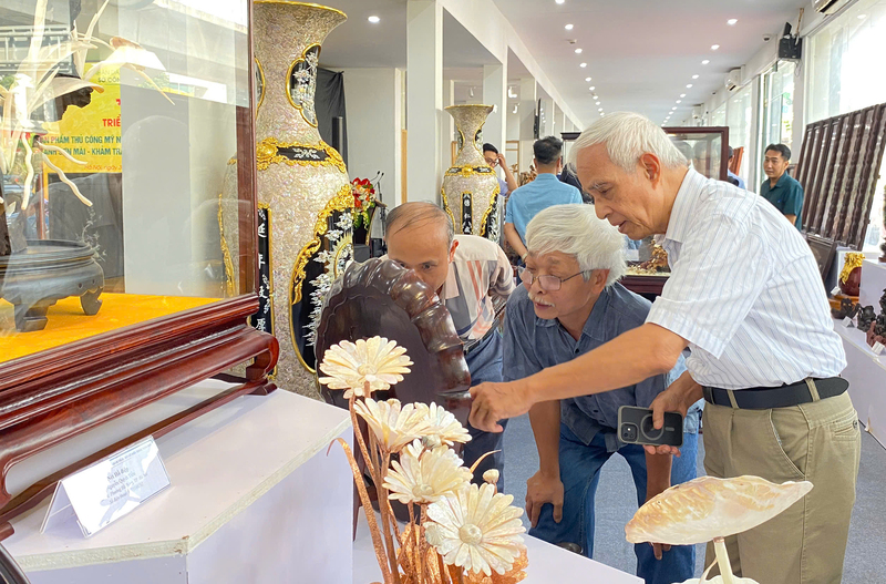 Triển lãm Chuyên đề các sản phẩm thủ công mỹ nghệ, OCOP, công nghiệp nông thôn tiêu biểu ngành Sơn mài - Khảm trai - Đồ gỗ điêu khắc năm 2025. Ảnh: Nguyễn Hạnh