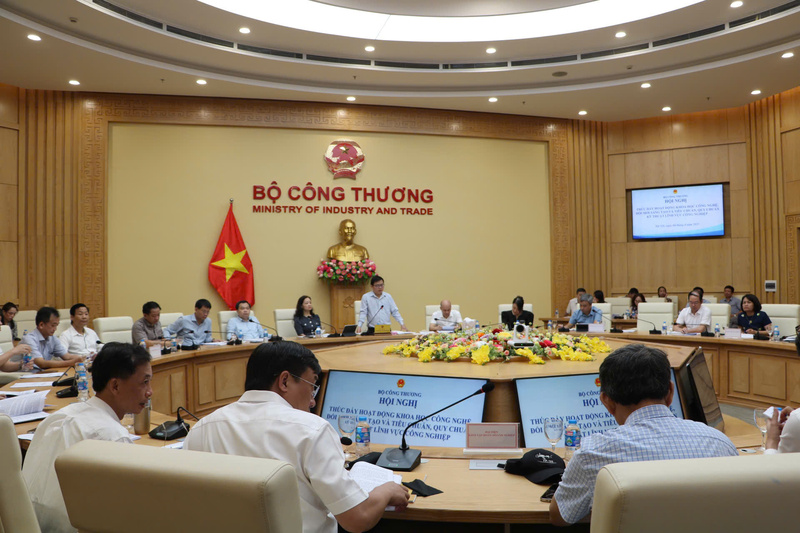 Hội nghị “Thúc đẩy hoạt động khoa học công nghệ, đổi mới sáng tạo và tiêu chuẩn, quy chuẩn kỹ thuật lĩnh vực công nghiệp”. Ảnh: Hán Hiển