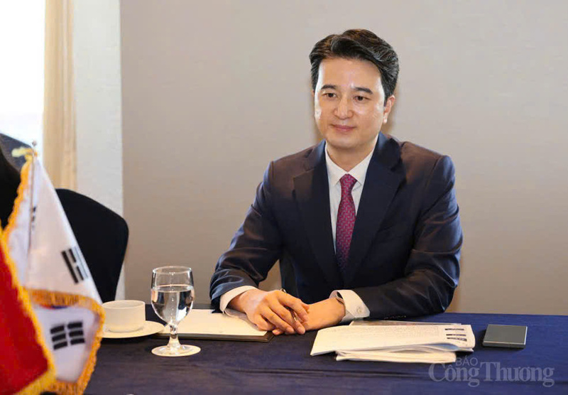 Đại diện Tập đoàn SK thông tin về kết quả hoạt động của Tổ công tác SK - đơn vị phối hợp với các bộ, ngành Việt Nam trong việc hỗ trợ triển khai các dự án LNG quy mô lớn.