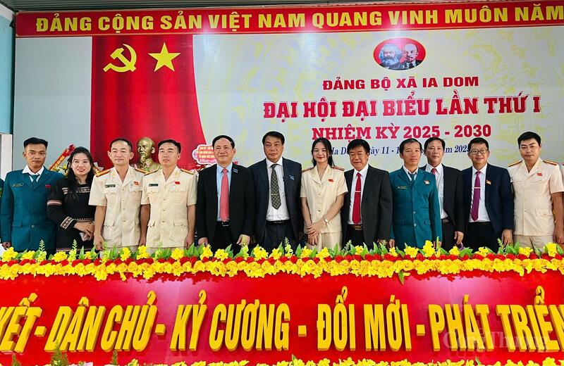 Lãnh đạo tỉnh chụp hình lưu niệm cùng lãnh đạo và các khối cơ sở Đảng thuộc Đảng uỷ xã.