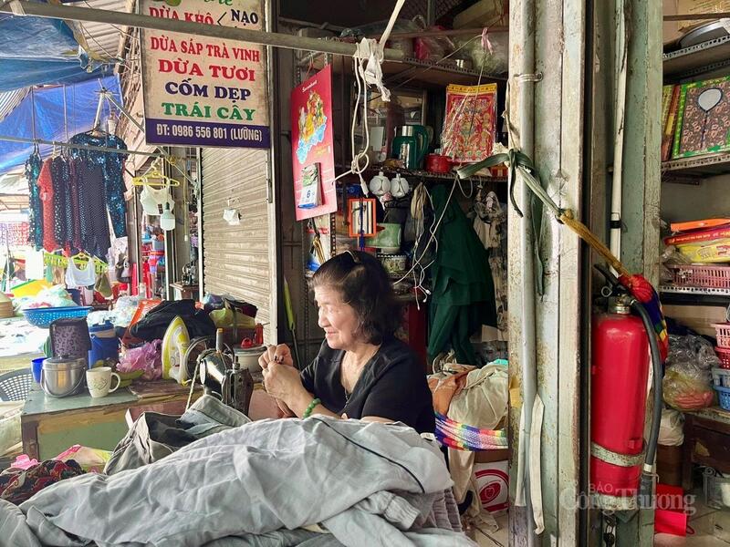 Tiểu thương chợ An Thới thích ứng công nghệ để bán hàng.