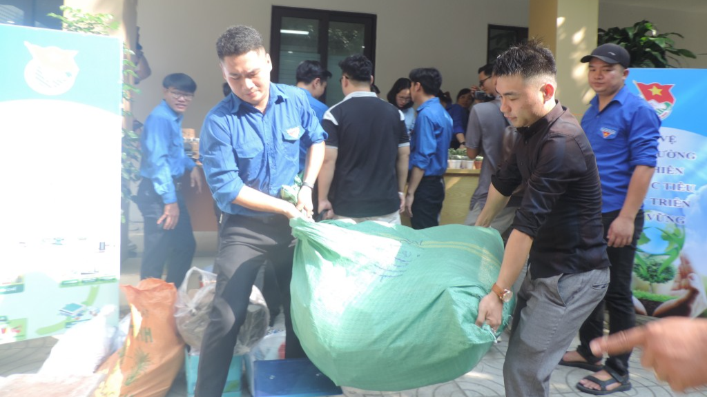 Các bạn trẻ thu gom rác thải tại ngày hội Từ “đổi rác lấy quà” thanh niên hành động vì Thủ đô xanh