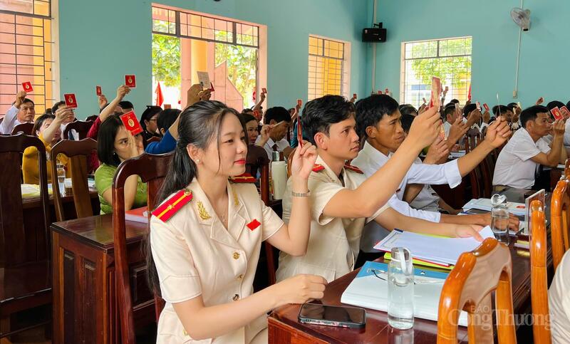 Các đại biểu nhất trí thông qua các nghị quyết đại hội