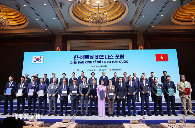 Tổng Bí thư Tô Lâm và Thủ tướng Hàn Quốc Kim Min Seok chứng kiến các đơn vị, doanh nghiệp trao thỏa thuận hợp tác. Ảnh: Thống Nhất/TTXVN