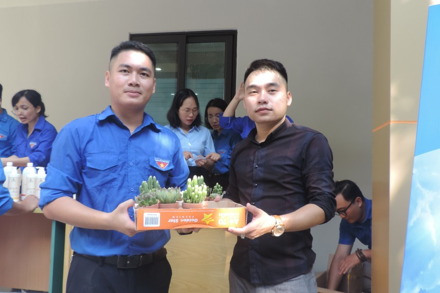 Bạn trẻ khoe thành phẩm sau khi Từ “đổi rác lấy quà” thanh niên hành động vì Thủ đô xanh