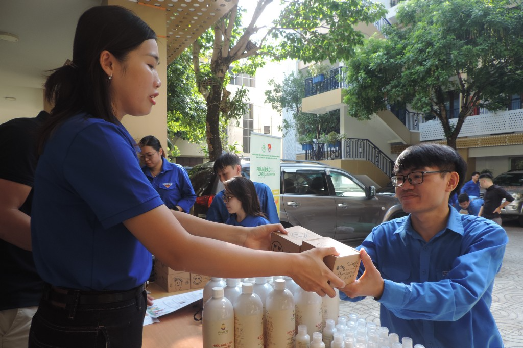 Từ “đổi rác lấy quà” thanh niên hành động vì Thủ đô xanh Từ “đổi rác lấy quà” thanh niên hành động vì Thủ đô xanh