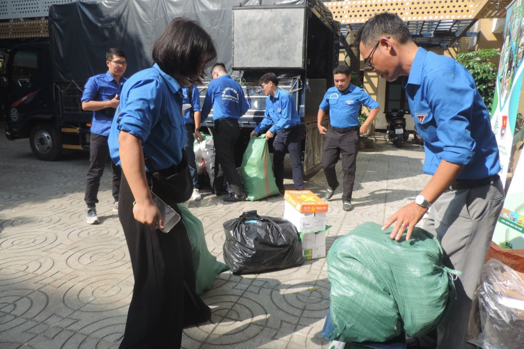 Từ “đổi rác lấy quà” thanh niên hành động vì Thủ đô xanh Từ “đổi rác lấy quà” thanh niên hành động vì Thủ đô xanh