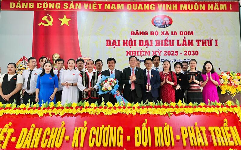 Chủ tịch UBND tỉnh Phạm Anh Tuấn tặng hoa cho Ban Chấp hành Đảng bộ xã Ia Dom nhiệm kỳ 2025 - 2030. Ảnh: Hiền Mai