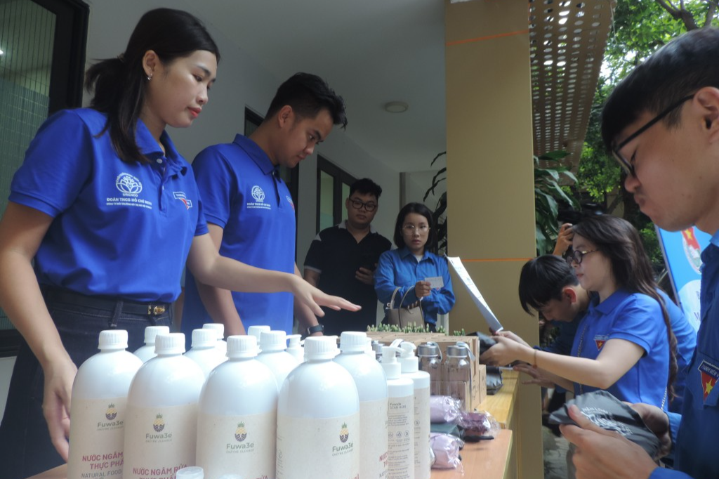 Từ “đổi rác lấy quà” thanh niên hành động vì Thủ đô xanh Từ “đổi rác lấy quà” thanh niên hành động vì Thủ đô xanh