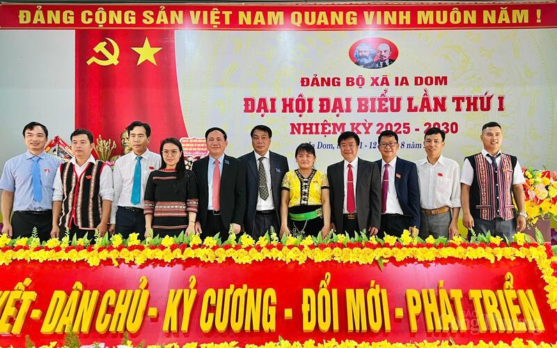 Lãnh đạo tỉnh chụp hình lưu niệm cùng lãnh đạo và người dân xã Ia Dom