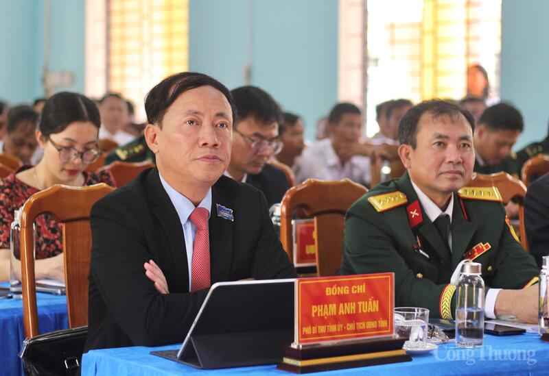 Chủ tịch UBND tỉnh Phạm Anh Tuấn (trái) và Đại tá Nguyễn Thế Vinh, Chỉ huy trưởng Bộ Chỉ huy Quân sự tỉnh Gia Lai. Ảnh: Hiền Mai