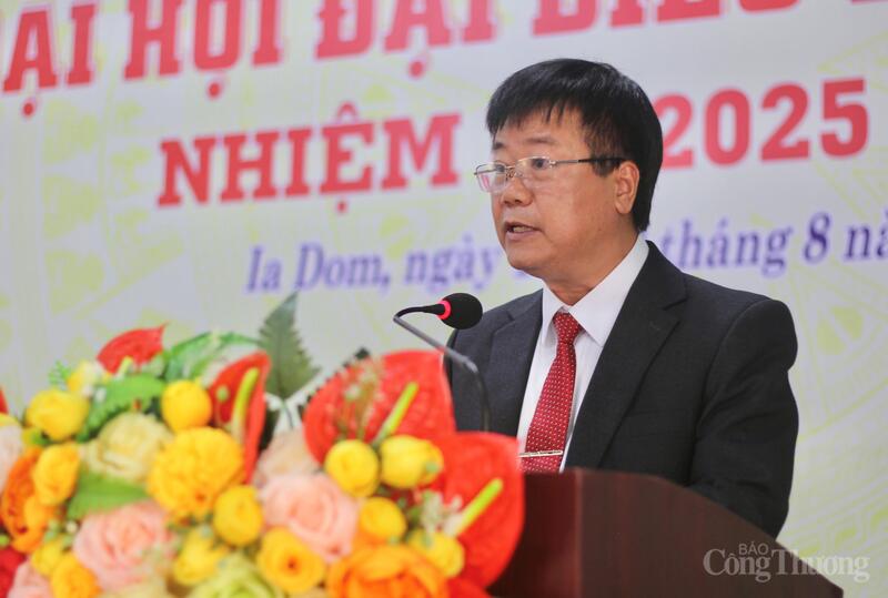 Ông Trần Ngọc Phận, Bí thư Đảng uỷ xã Ia Dom phát biểu khai mạc đại hội. Ảnh: Hiền Mai