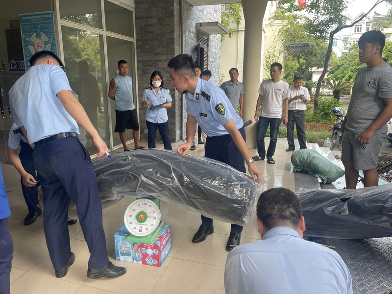 Lực lượng Quản lý thị trường Hà Nội kiểm tra tạm giữ hàng hóa vi phạm là vải cuộn và quần áo trẻ em. Ảnh: Chi cục Quản lý thị trường Hà Nội.