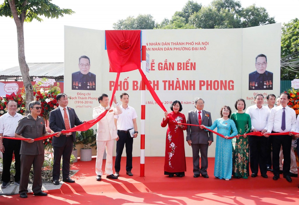 Hà Nội: Gắn biển tên phố Lê Giản và phố Bạch Thành Phong Hà Nội: Gắn biển tên phố Lê Giản và phố Bạch Thành Phong