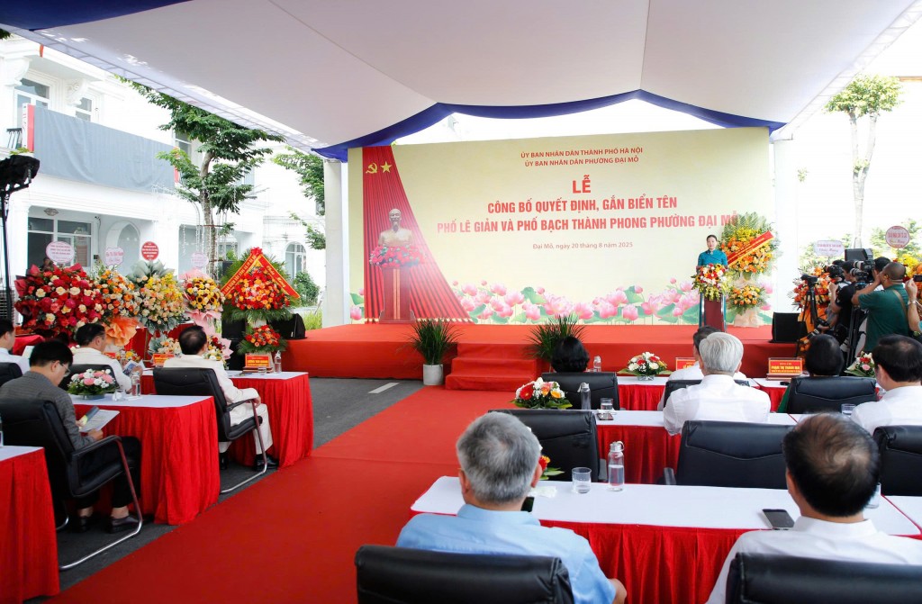 Hà Nội: Gắn biển tên phố Lê Giản và phố Bạch Thành Phong Hà Nội: Gắn biển tên phố Lê Giản và phố Bạch Thành Phong