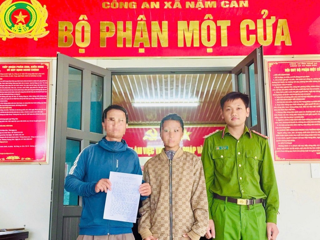 Công an xã Nậm Cắn bàn giao cháu H. về với gia đình Công an xã Nậm Cắn bàn giao cháu H. về với gia đình