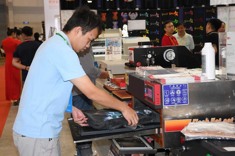 Triển lãm tập trung giới thiệu 10 nhóm sản phẩm công nghệ, máy thiết bị cho ngành công nghiệp in thêu, sản phẩm và nguyên phụ liệu dệt may; ngành in trên các chất liệu gỗ, gốm sứ… Ảnh: Minh Khuê.