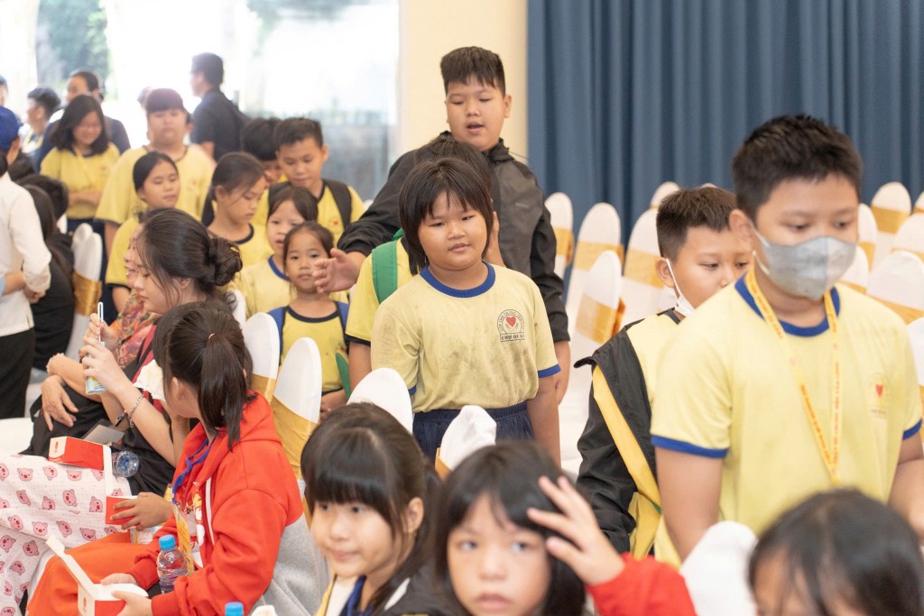 Ngày hội ấm áp – khi tình yêu thương của cộng đồng lan tỏa đến 3.000 trẻ em nghèo. Ngày hội ấm áp – khi tình yêu thương của cộng đồng lan tỏa đến 3.000 trẻ em nghèo.