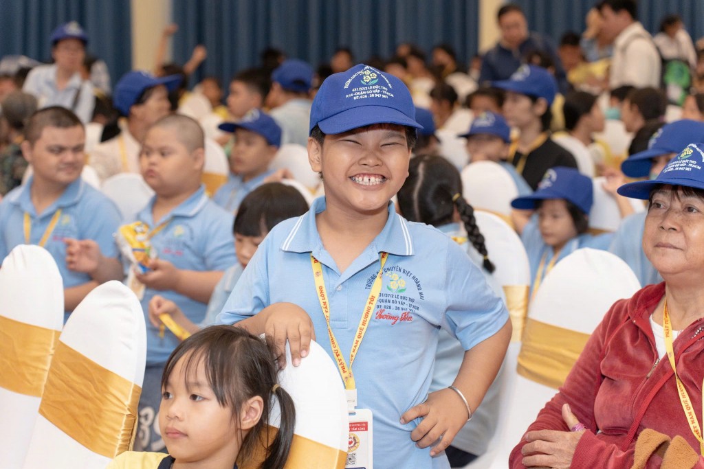 Nụ cười hồn nhiên của em nhỏ khi nhận phần quà tiếp sức đến trường. Nụ cười hồn nhiên của em nhỏ khi nhận phần quà tiếp sức đến trường.