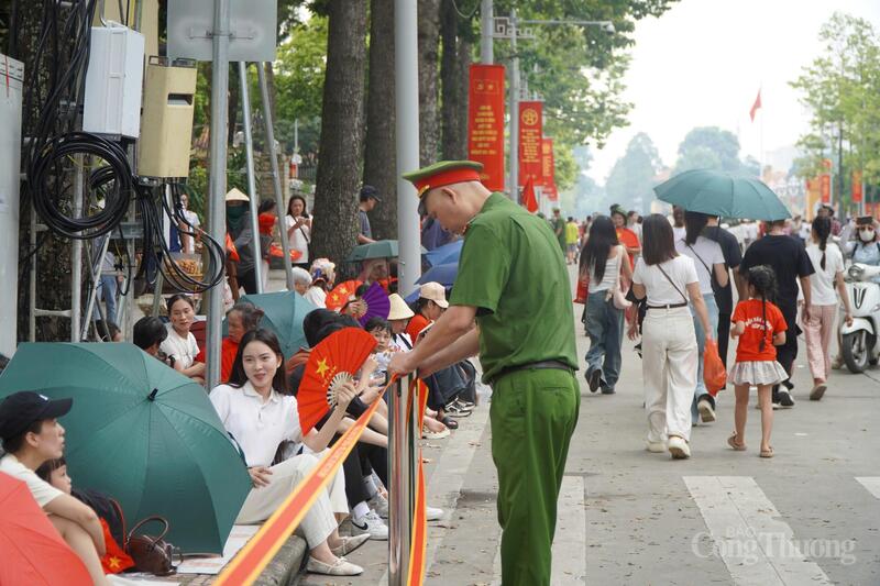 Để phục vụ nhu cầu xem diễu binh, diễu hành của người dân cả nước, các lực lượng chức năng, an ninh luôn túc trực, đảm bảo tầm nhìn cho mọi người