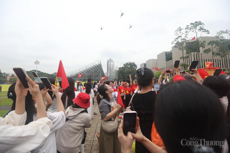 Trưa 21/8, nhiều người còn được chứng kiến khoảnh khắc máy bay trực thăng, vận tải bay quanh tòa nhà Quốc hội, Quảng trường Ba Đình