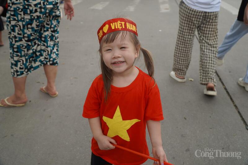 Nhiều em nhỏ cũng được gia đình đưa lên phố hòa mình vào không khí những ngày lễ trọng đại của đất nước