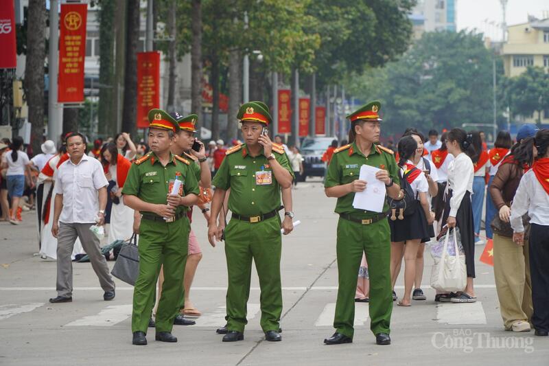 Hà Nội: Hàng ngàn người trong sắc đỏ chờ xem diễu binh, diễu hành - 10