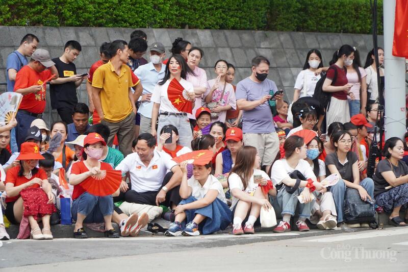 Dọc đường Hùng Vương, cạnh Quảng trường Ba Đình, ngay từ sáng ngày 21/8, nhiều người đã đổ về xếp hàng, lấy chỗ chờ xem tổng hợp luyện diễu binh, diễu hành chào mừng 80 năm Quốc khánh 2/9