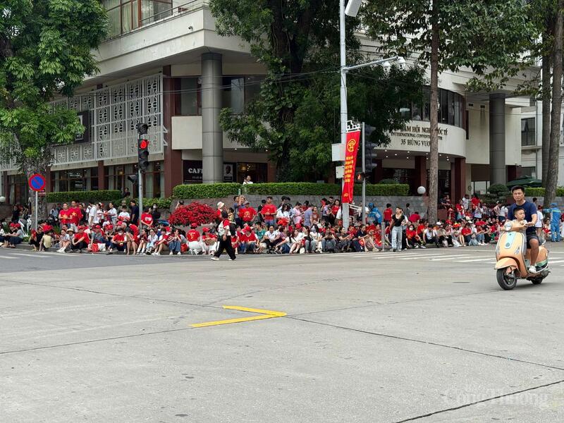 Hiện nay, màu áo đỏ đã và đang ngập tràn trên các tuyến phố Hà Nội