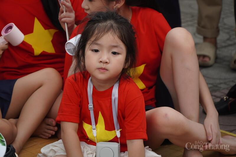 Hà Nội: Hàng ngàn người trong sắc đỏ chờ xem diễu binh, diễu hành - 8