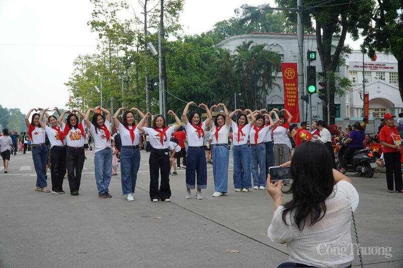 Nhiều người cùng nhau ghi lại những bức ảnh kỷ niệm trong những ngày lễ lớn của dân tộc
