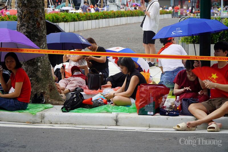 Hà Nội: Hàng ngàn người trong sắc đỏ chờ xem diễu binh, diễu hành - 4
