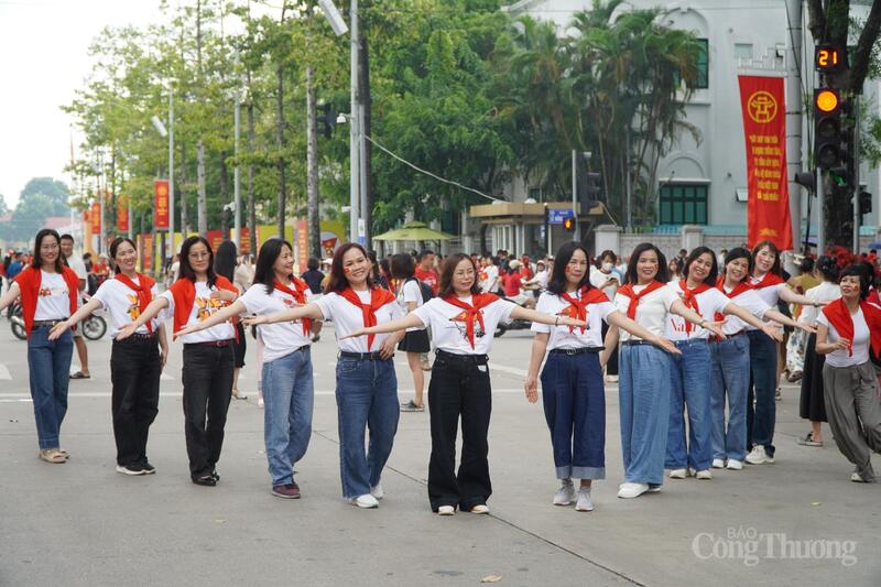 Hà Nội: Hàng ngàn người trong sắc đỏ chờ xem diễu binh, diễu hành - 12