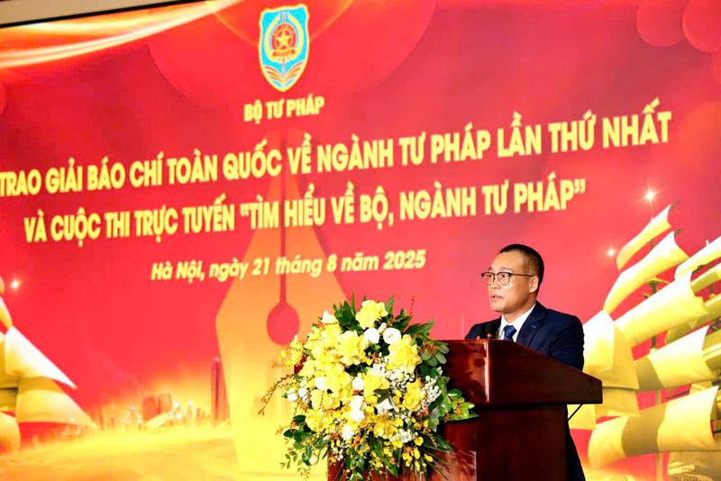 Nhà báo Trần Ngọc Hà, Phó tổng biên tập Báo Pháp luật Việt Nam công bố Quyết định công nhận các tác phẩm đoạt giải. Ảnh: Văn Thi