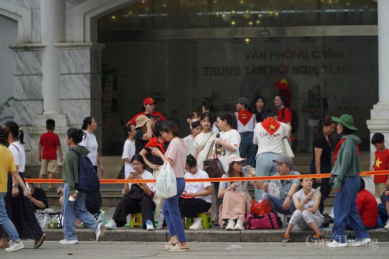 Theo ghi nhận của phóng viên Báo Công Thương, lượng người đổ về các tuyến phố quanh Quảng trường Ba Đình mỗi lúc một đông