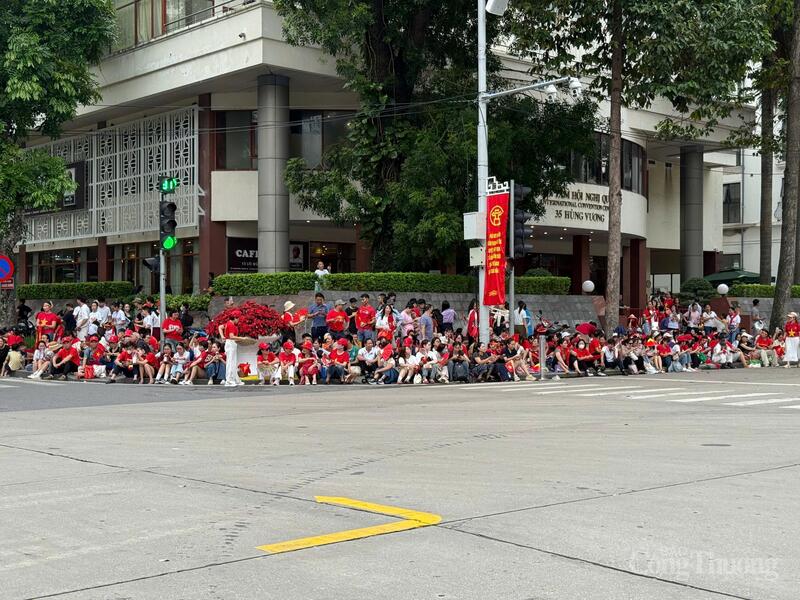 Và thêm nữa, đó là màu áo đỏ, in ngôi sao vàng 5 cánh