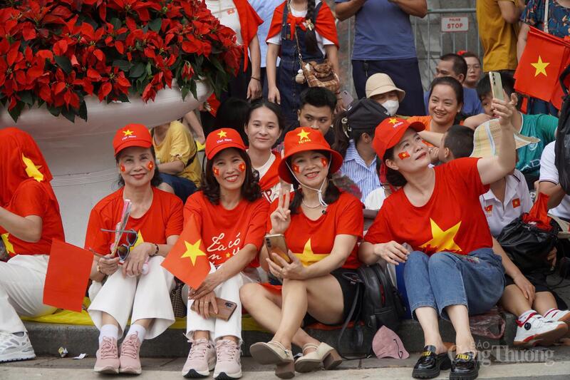 Thậm chí, nhiều người dân còn xếp hàng lấy chỗ từ sáng sớm