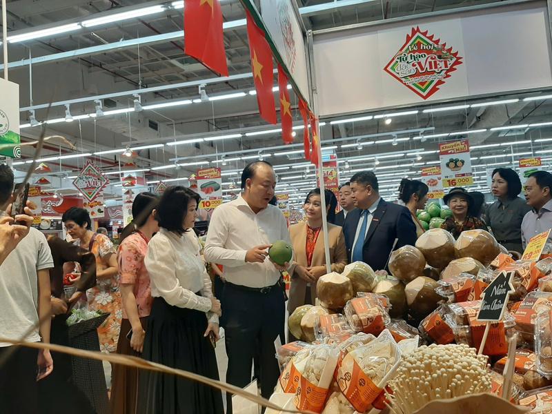 Các đại biểu đi tham quan gian hàng tại Lễ hội Tự hào đặc sản Việt Nam 2025. Ảnh: Nguyễn Hạnh