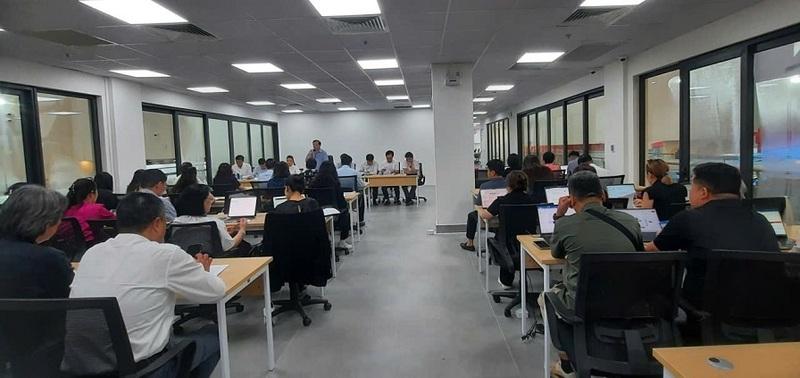 Thứ trưởng Bộ Văn hóa, Thể thao và Du lịch - ông Tạ Quang Đông chủ trì buổi làm việc nhằm rà soát, triển khai công tác chuẩn bị cho Lễ khai mạc và Lễ bế mạc triển lãm. Ảnh: Hiền Nguyễn