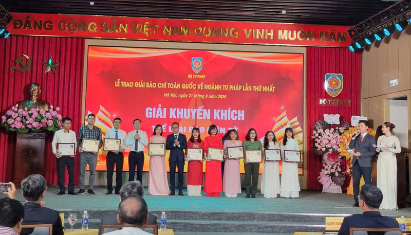 Mười tác giả, nhóm tác giả đoạt giải Khuyến khích Giải Báo chí toàn quốc về ngành Tư pháp lần thứ Nhất. Ảnh: Văn Thi