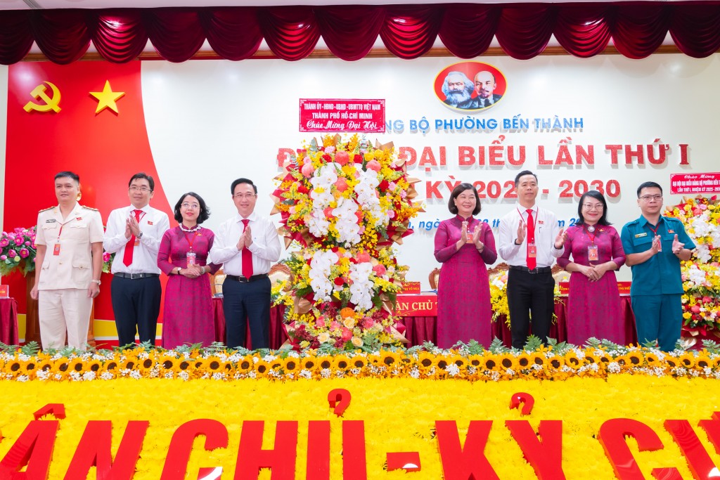 Đại hội nhận hoa chúc mừng của Thành ủy - HĐND - UBND - Ủy ban MTTQ TP HC Đại hội nhận hoa chúc mừng của Thành ủy - HĐND - UBND - Ủy ban MTTQ TP HC